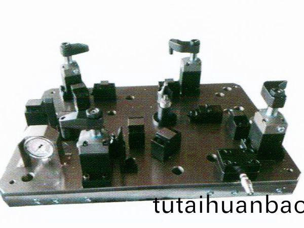 齿轮室罩盖液压(ya)夹(jia)具
